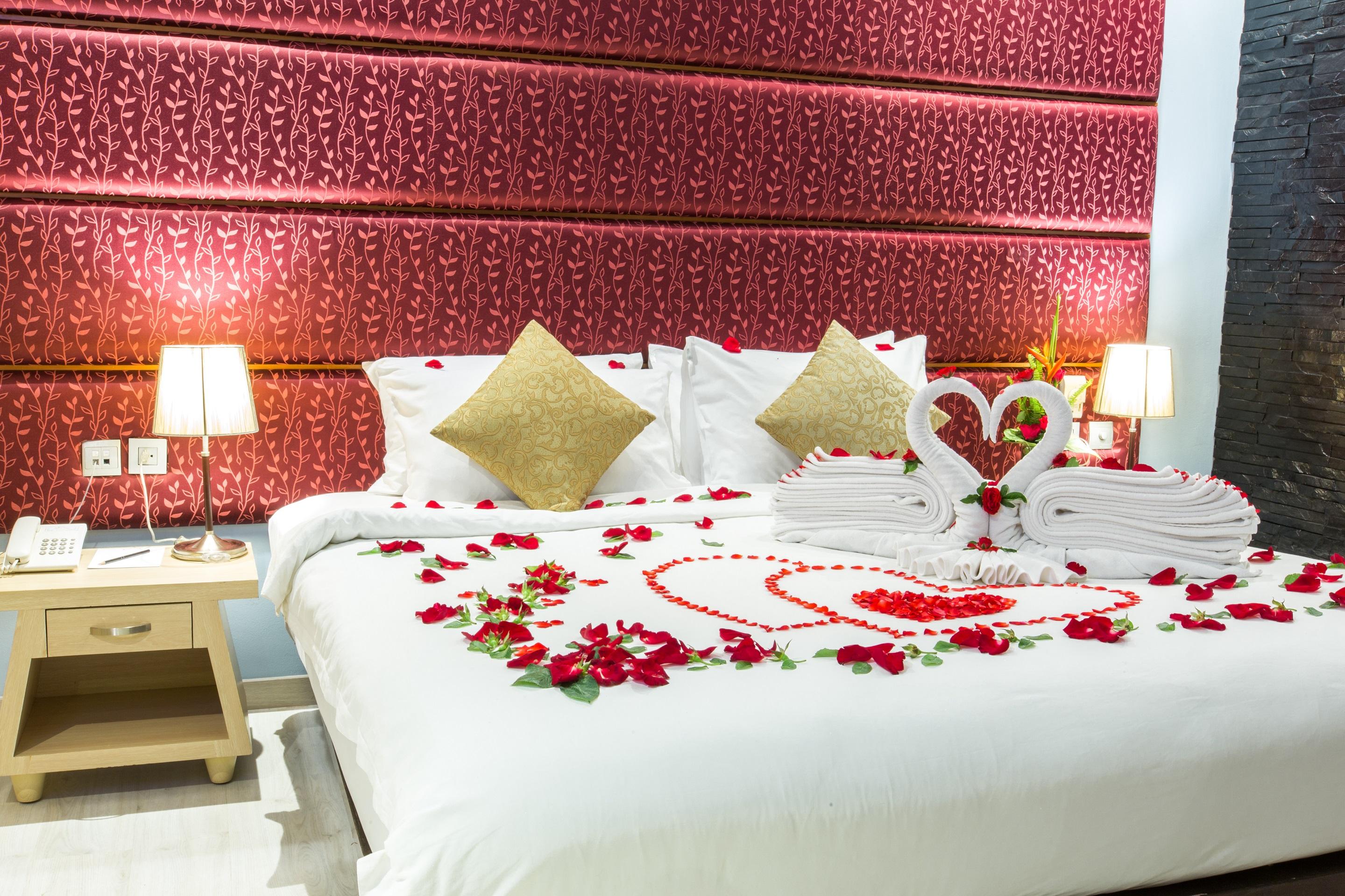 Indochine Resort&Villas - SHA Extra Plus Patong Exterior foto A bed decorated with rose petals